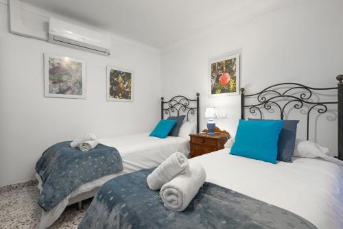 1 dormitorio con 2 camas y toallas. en Sunset Cas Sastre, en Alcudia