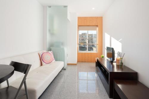a living room with a couch and a table at Host Wise - Comfy Charming Flat w Netflix - Ace Location in Porto