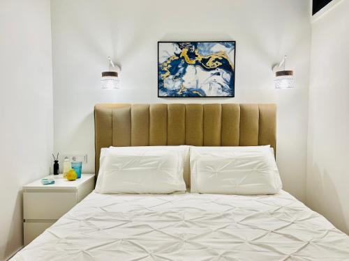 プラヤ・デ・ラス・アメリカスにあるPaulMarie Apartment in Olympiaのベッドルーム1室(大型ベッド1台、枕2つ付)