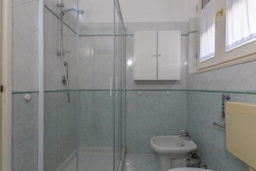 a bathroom with a shower and a toilet and a sink at Dimora Storica Manfredini nel cuore di Ferrara in Ferrara