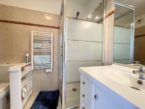 une salle de bain avec un lavabo et une douche dans l'établissement Cannes - 2 pièces résidence avec parc et piscine, à Cannes