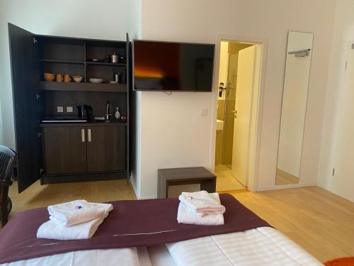 ein Zimmer mit einem Bett mit zwei Handtüchern darauf in der Unterkunft sevenDays Hotel Karlsruhe in Karlsruhe