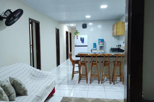 - une cuisine et une salle à manger avec une table et des chaises dans l'établissement Casa para temporada, à Porto Seguro