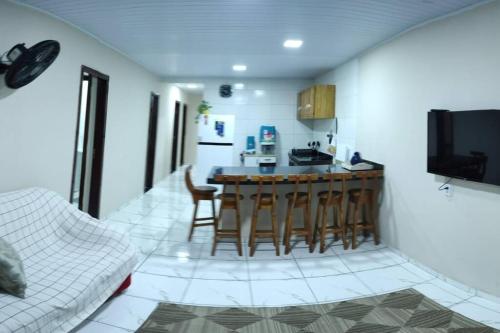 - une cuisine avec une table et des chaises dans la chambre dans l'établissement Casa para temporada, à Porto Seguro
