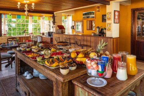 een buffet van eten op een tafel in een keuken bij Pousada Serra Villena in Monte Verde