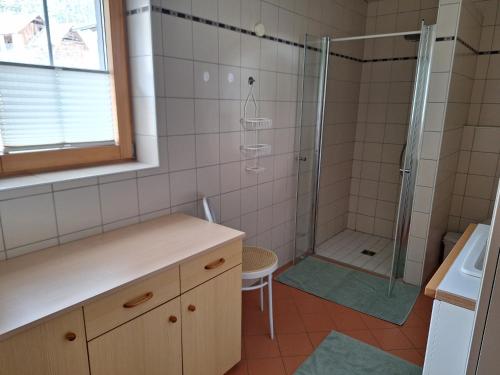 a bathroom with a shower with a glass door at Zitas Ferienwohnung in Reisach