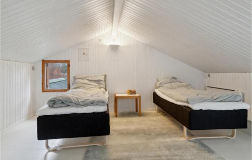 Tempat tidur dalam kamar di 3 Bedroom Gorgeous Home In Frederiksvrk