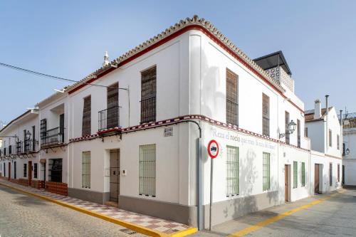 ein weißes Gebäude an der Straßenseite in der Unterkunft La Casa del Convento in Villamanrique de la Condesa