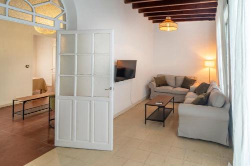 ein Wohnzimmer mit einem Sofa und einem Tisch in der Unterkunft La Casa del Convento in Villamanrique de la Condesa