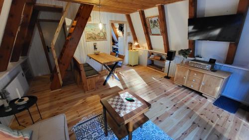 Televisyen dan/atau pusat hiburan di Finnhütte zwischen Wald und See
