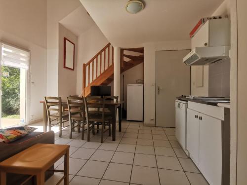 Η κουζίνα ή μικρή κουζίνα στο La Maison Bleue, village vacances, piscine, parking