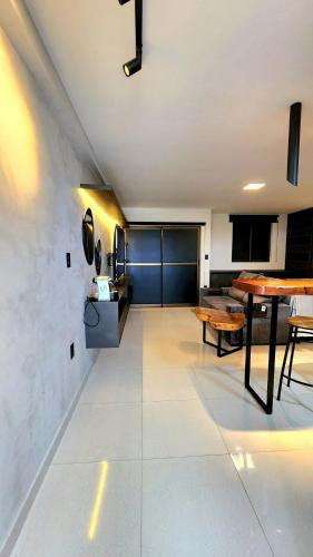 a living room with a table and some chairs at Do lado do Lovina e do Fest Verão - c/ piscina in Cabedelo
