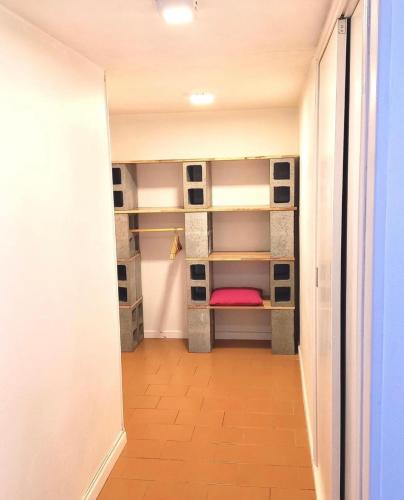 un pasillo con una habitación con cama y estanterías en Depto de 2 Amb - 4 Pax - B San José en Mar del Plata