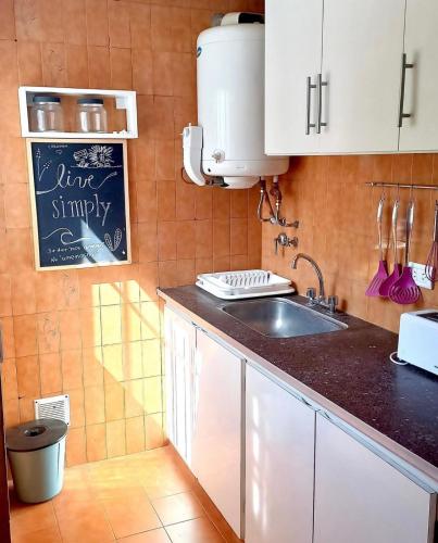 cocina con fregadero y encimera en Depto de 2 Amb - 4 Pax - B San José en Mar del Plata