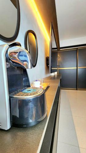 a kitchen with a washing machine on a counter at Do lado do Lovina e do Fest Verão - c/ piscina in Cabedelo