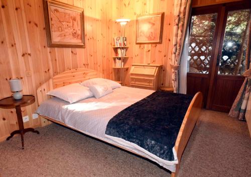 a bedroom with a bed in a room with wooden walls at Verbier centre, 2 chambres proche de tout. in Verbier