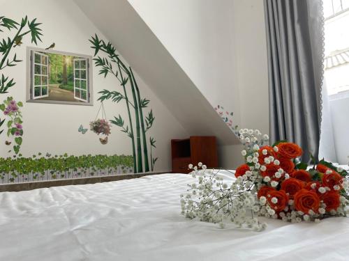 um quarto com uma cama com flores em Dalatdreamstay em Da Lat