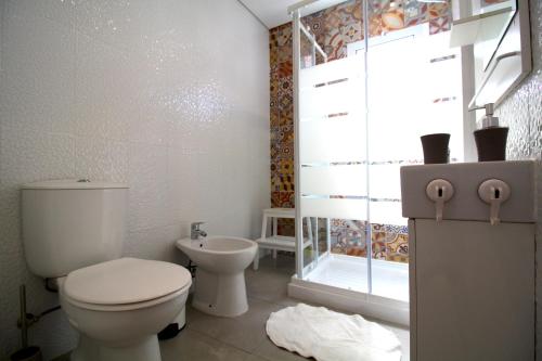 un baño con inodoro y lavabo en pdl.city studio, en Ponta Delgada