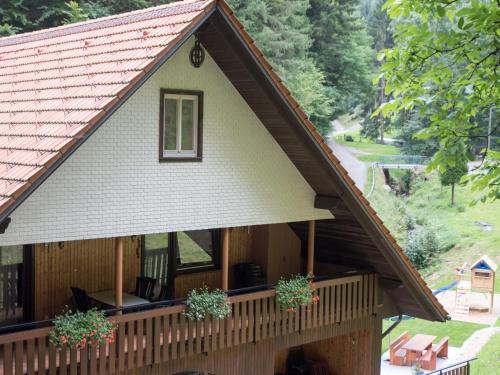 Casa grande con porche y balcón. en Ferienwohnungen Lioba Huber, en Bad Peterstal-Griesbach