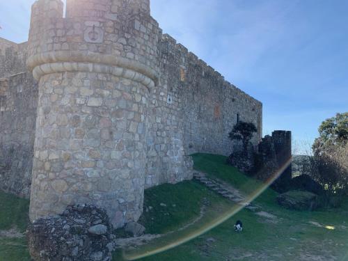 a tall stone wall with at El Refugio de Felix in Sotillo de la Adrada