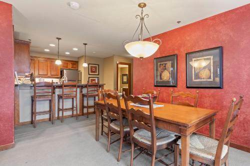 a dining room and kitchen with a wooden table and chairs at Powderhorn Lodge 210: Blazing Star Suite in Solitude