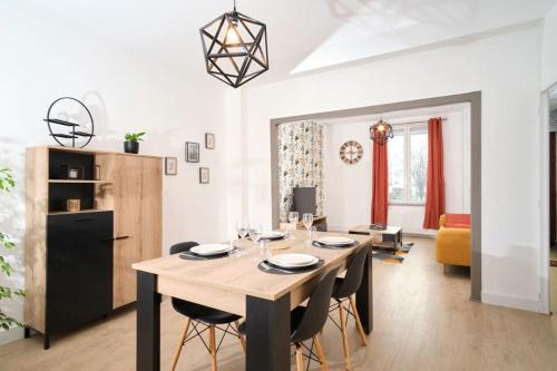 une cuisine et une salle à manger avec une table et des chaises dans l'établissement Maison 2 chambres, jardin, à Rethel