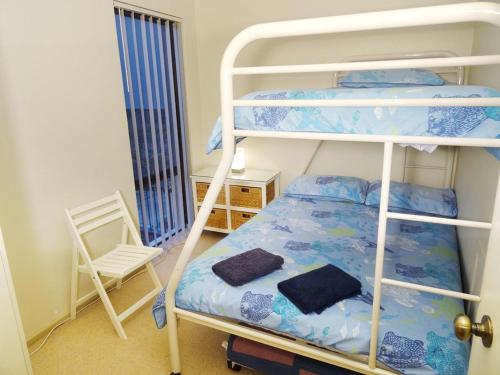 Katil dua tingkat atau katil-katil dua tingkat dalam bilik di Scarborough & Absolutely Beachfront
