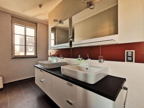ein Badezimmer mit zwei Waschbecken und einem großen Spiegel in der Unterkunft Luxus Apartment mit Blick über Erfurt im Zentrum in Erfurt