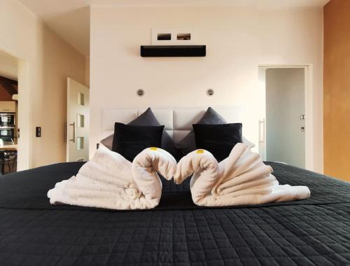 מיטה או מיטות בחדר ב-Luxus Apartment mit Blick über Erfurt im Zentrum