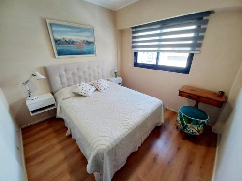een slaapkamer met een groot wit bed en een raam bij Apart Retiro. Ubicación Ideal. in Buenos Aires