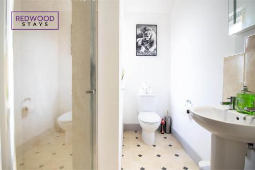 een badkamer met een toilet en een wastafel bij Modern 1 Bed 1 Bath Apartment for Corporates & Contractors, FREE Parking, Wi-Fi & Netflix By REDWOOD STAYS in Farnborough