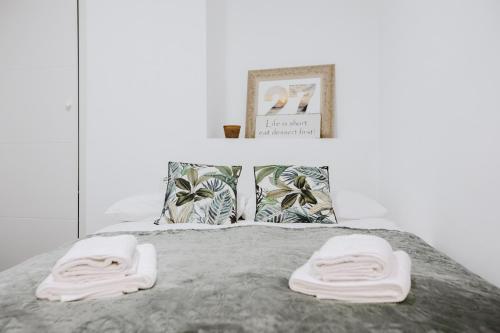 1 dormitorio con 1 cama con 2 toallas en LIVING HOME COSTA BLANCA, en Calpe