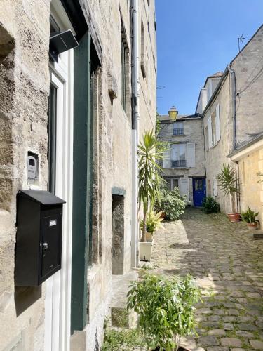 an alley with a mailbox on the side of a building at Appartements 4 vents by La Boîte En Plus in Senlis