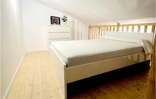 ein Schlafzimmer mit einem Bett und einer Kommode in der Unterkunft Nice Home In Coulon With Wi-fi in Coulon