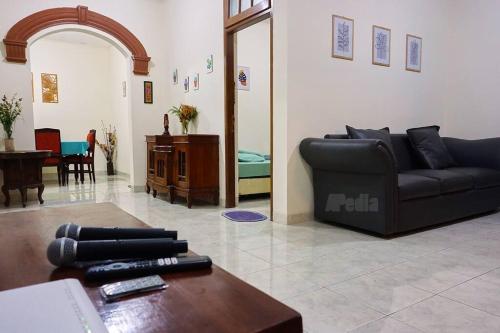 a living room with a couch and a table at Villa Tentram Puncak, 6 Kamar, Billiar, Karaoke in Paragajen