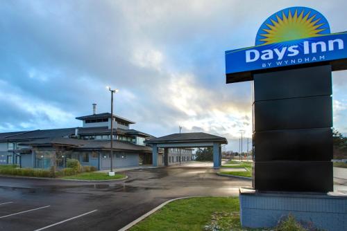 a days inn by wyndham sign in front of a building at Days Inn by Wyndham Barrie in Barrie