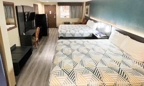 Habitación con 2 camas en una habitación de hotel en Motel 6-Snyder, TX, en Snyder
