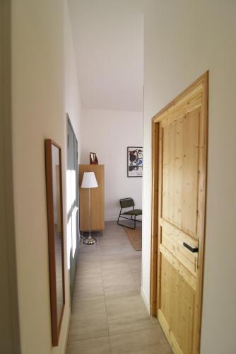 un couloir avec une porte menant à une chambre dans l'établissement Charming studio very central and calm, à Cannes