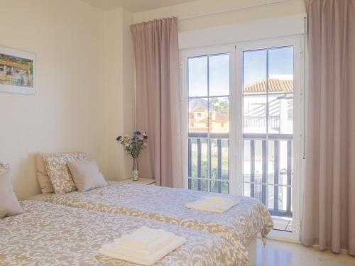 1 dormitorio con cama y ventana grande en Cubo's Apartment Duquesa Manilva & Parking, en Manilva