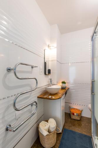 y baño con lavabo y espejo. en Bon Accueil en Saint-Malo
