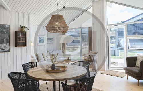 uma sala de estar com mesa e cadeiras em 3 Bedroom Stunning Home In Hrve em Hørve