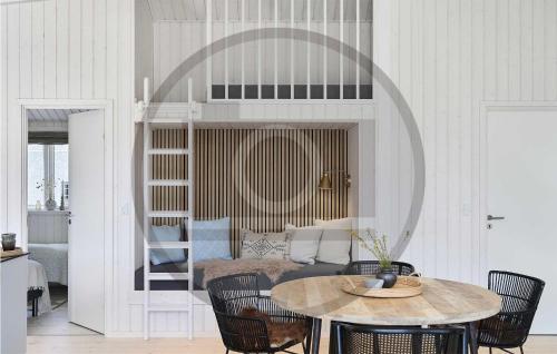 uma sala de estar com uma mesa e um sofá em 3 Bedroom Stunning Home In Hrve em Hørve