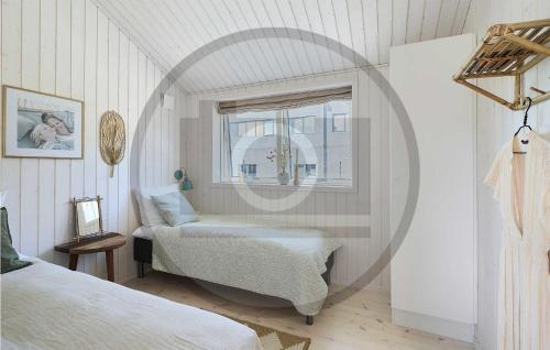 um quarto com uma cama e uma janela em 3 Bedroom Stunning Home In Hrve em Hørve