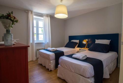a room with two beds and a couch in it at Le Saint Gimer - Vue sur la Cité Médiévale - Climatisation in Carcassonne