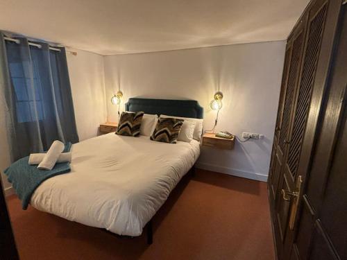 シエラネバダにあるS.N. The Holiday. Sol Y Nieve.のベッドルーム1室(大型ベッド1台、枕2つ付)