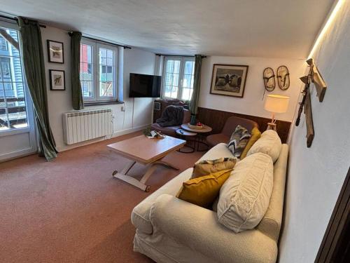 シエラネバダにあるS.N. The Holiday. Sol Y Nieve.のソファとテーブルのあるリビングルーム