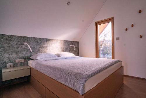 una camera con un grande letto e una finestra di Holiday House BALE, BALE a Kostel