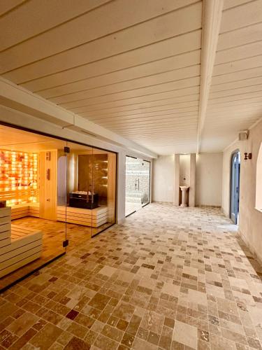 an empty room with a large room with a ceiling at Aurelius Imparatul Romanilor Hotel & SPA in Poiana Brasov