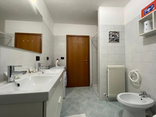 bagno con lavandino, servizi igienici e lavandino di Oasi Verde con Area Barbecue a Udine