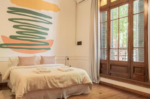 1 dormitorio con 1 cama y una gran pintura en la pared en Fliphaus Soria 5100 - 4 Bd Pool Bbq Soho en Buenos Aires